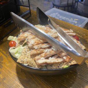 سالاد سزار با سینه مرغ گریل شده